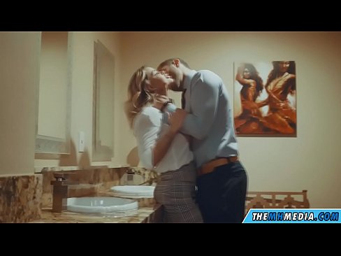 ❤️ Wanneer 'n rondborstige blondine jou in 'n openbare toilet verlei ❤❌ Gehaltepornografie by ons ️❤